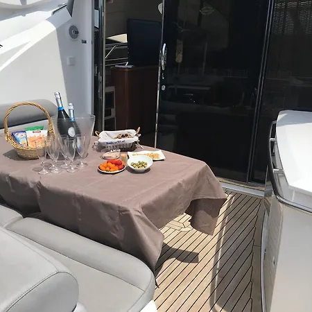 Hotel na wodzie Melyana Yacht *